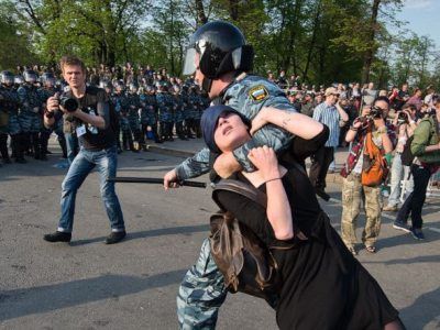 Задержание Александры Наумовой (ранее Духаниной). Фото с сайта rferl.org