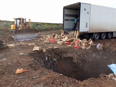 Уничтожение партии сыра в Оренбургской области. Фото: tass.ru.