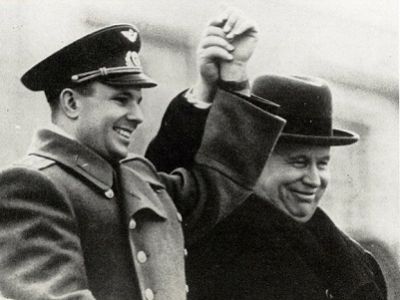 Гагарин и Хрущев на трибуне. Источник - ru.onlyimage.com