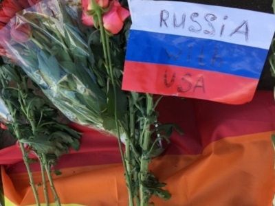 Цветы у генконсульства США в Петербурге в память о трагедии в Орландо, 13.6.16. Источник - nevnov.ru