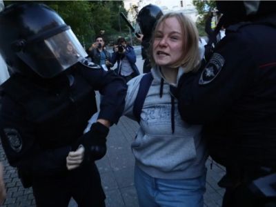 Задержание Дарьи Сосновской, Москва, 10.8.19. Фото: facebook.com/profile.php?id=100009287548139