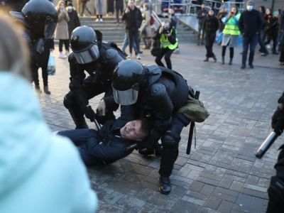 Санкт-Петербург, задержание на Сенной площади с применением электрошокеров, 21.04.21. Фото: t.me/pr_russia